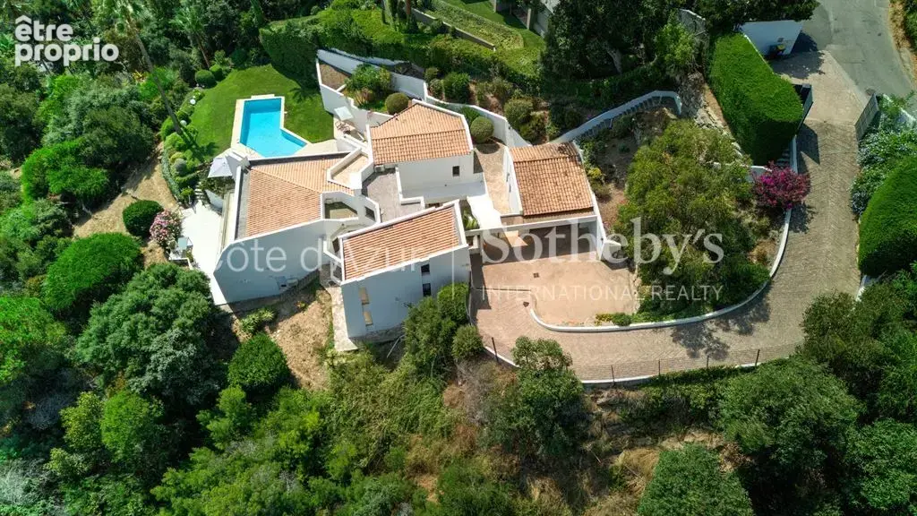 Super Cannes Vallauris, villa de 260 m² avec cinq chambres, piscine et vue mer - photo 20