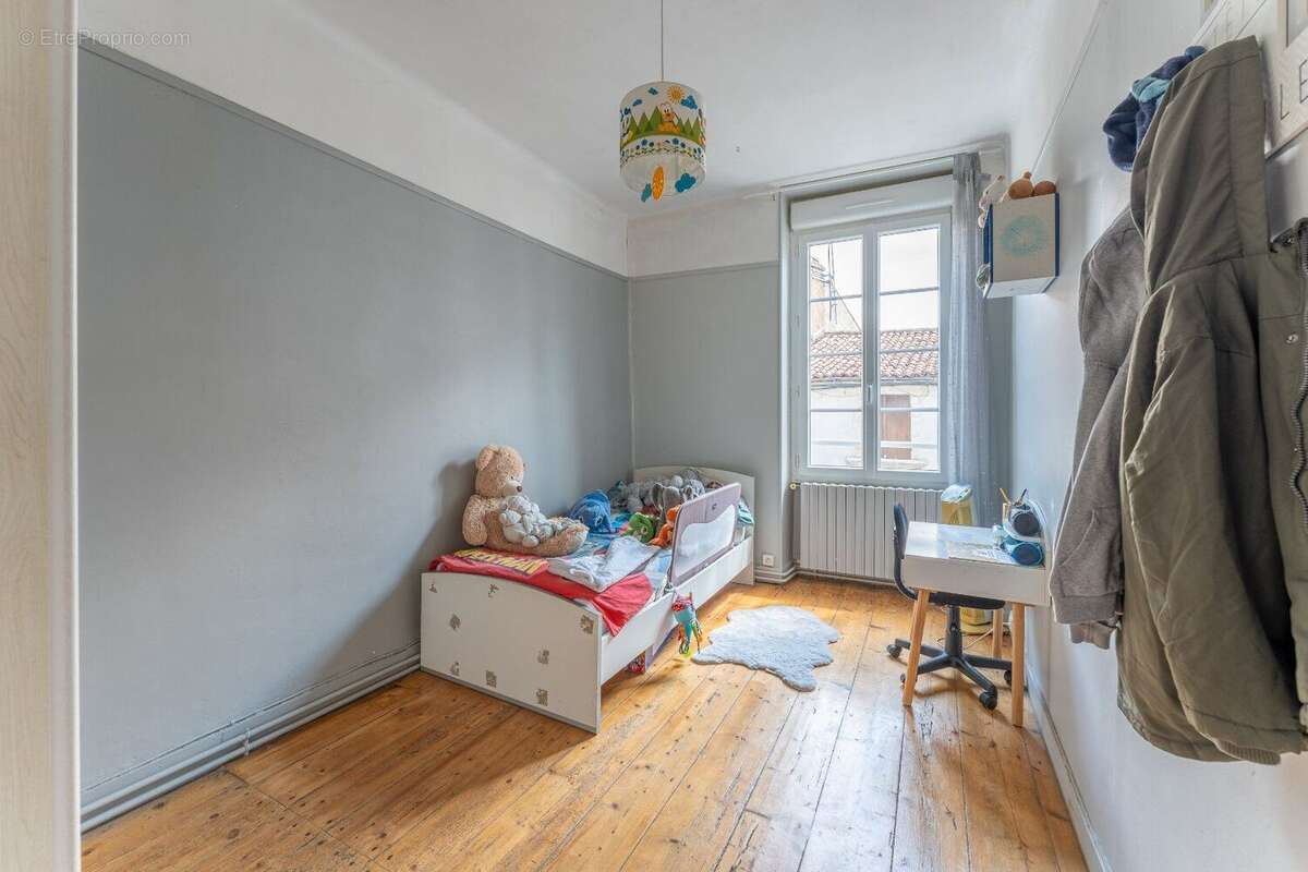 Grande maison de ville avec 6 chambres, dépendance sur deux niveaux et jardin - photo 13