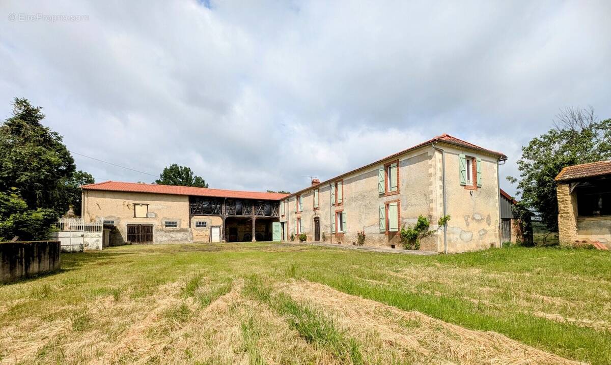 Maison à VILLECOMTAL-SUR-ARROS