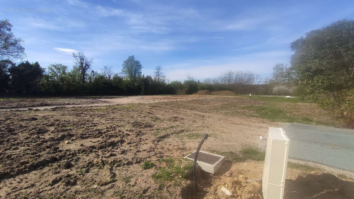 Terrain à CAMBLANES-ET-MEYNAC