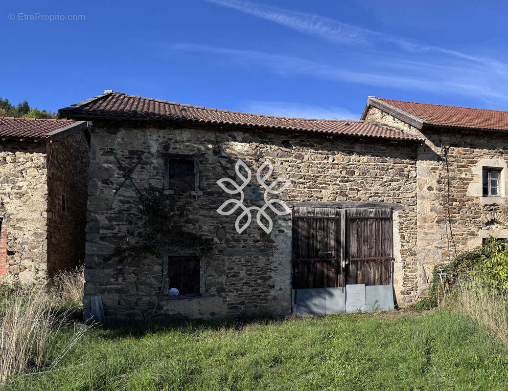 Grange sur 882 m2 de terrain à Saint-Vert - photo 2