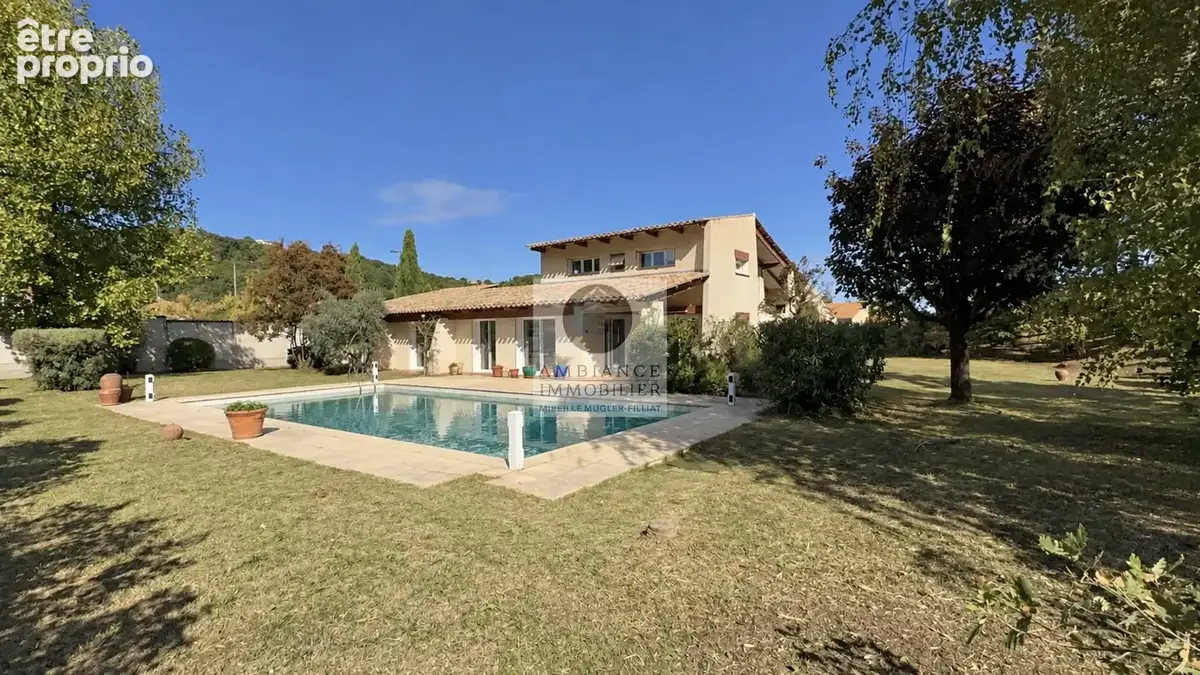 Maison 10 pièces 276 m² · à Charmes-sur-Rhône · 276 m² · 530 000 €