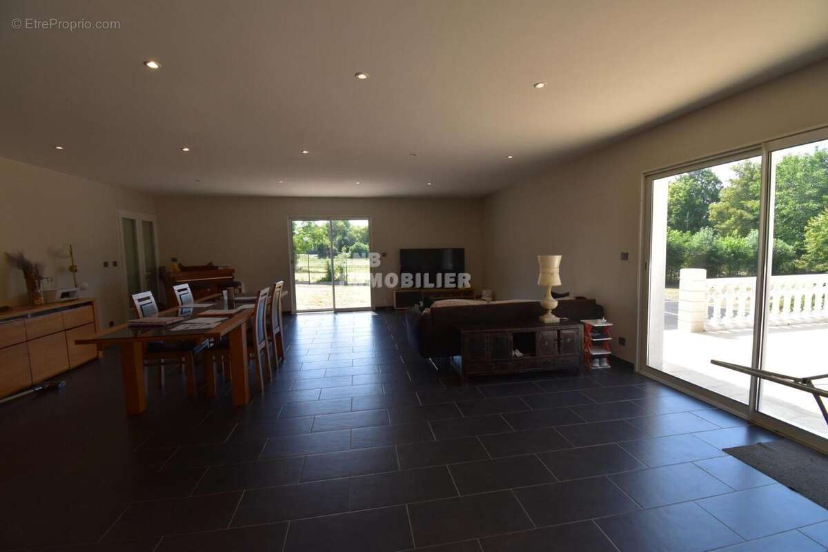 Pavillon plain pied 3 chambres 2 garages - photo 4