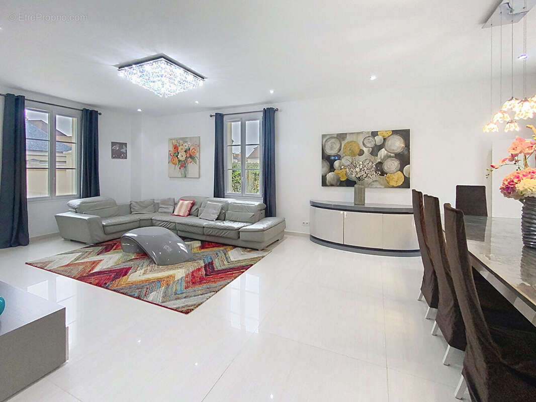 Maison à BAILLY-ROMAINVILLIERS