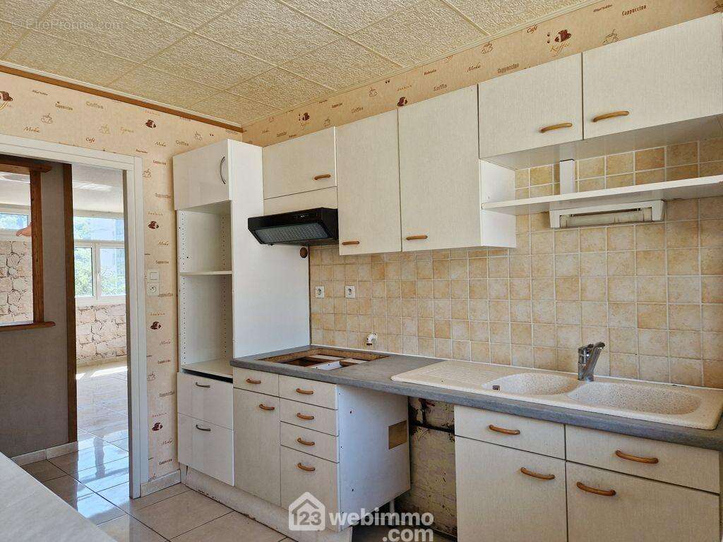 Traversant, il dispose d&#039;une cuisine avec une loggia pour plus de rangement. - Appartement à ALBERTVILLE