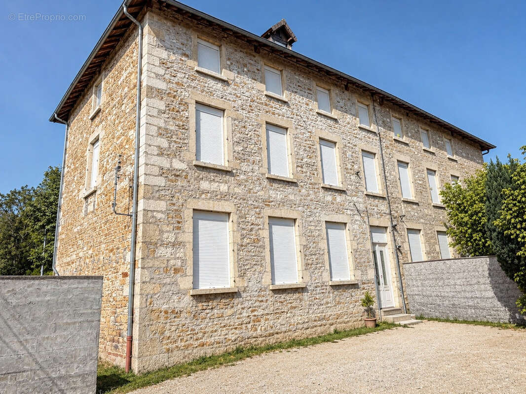 01640 Jujurieux   Appartement T4 de 88 m2 avec garage privatif électrifié, stationnement et espace vert - photo 10