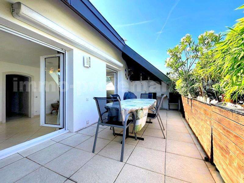 Appartement_T4_Gaillard_belle_superficie_prix_frontière_Suisse_direction_GENEVE_autoroutes_investissement_locatif_vente_vue_séjour_salon - Appartement à GAILLARD
