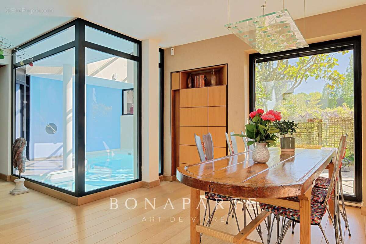 Maison d’architecte – 316 m² habitables – Dépendance indépendante – Piscine intérieure – Sous-sol total – Jardin paysagé de 800  - photo 9