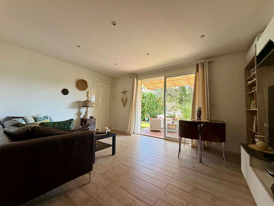 LA GAUDE - BAS DE VILLA 3 Pièces avec terrasse et parking - photo 8