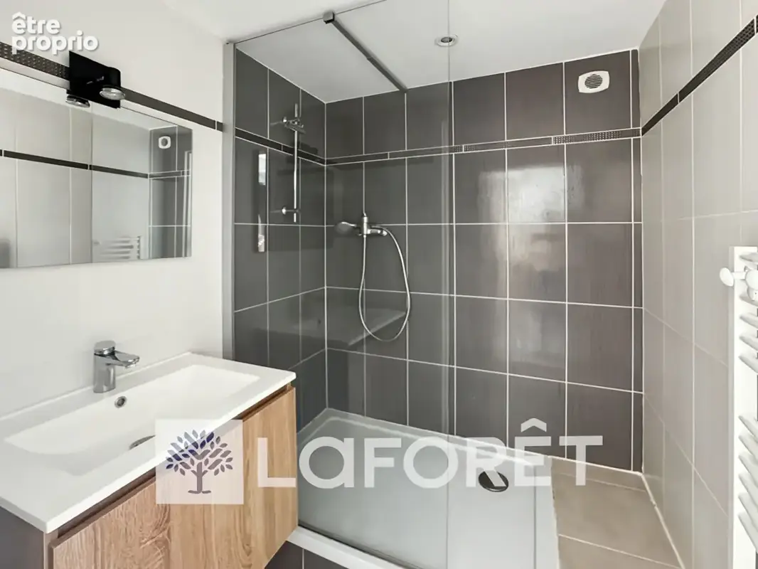À vendre : maison de ville de 53m², 3 pièces située à MONTENDRE (17130) - photo 4