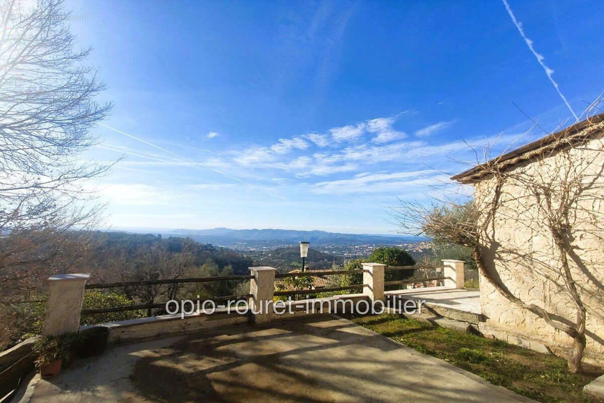Maison à CHATEAUNEUF-GRASSE