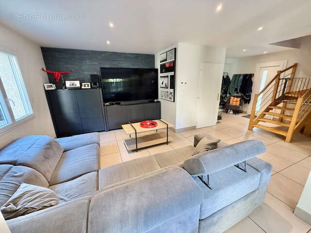 Maison à SAINT-GENIS-POUILLY