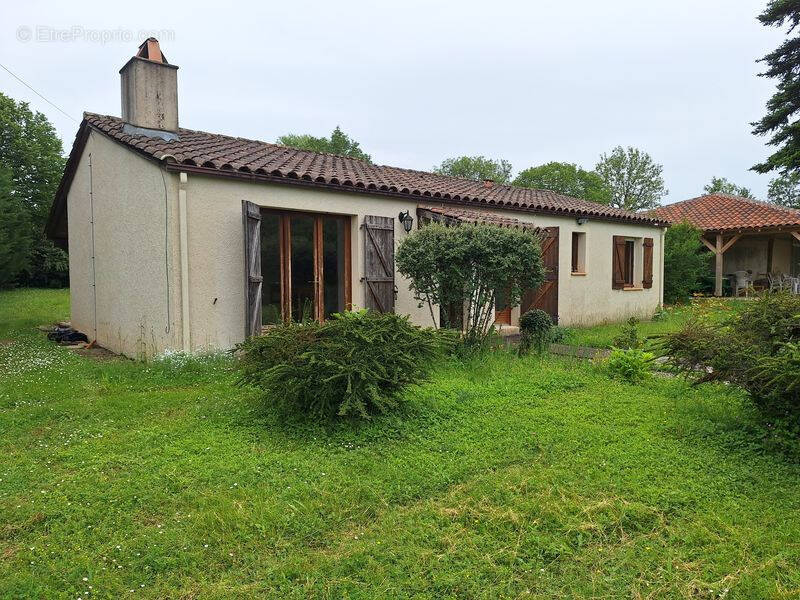 Maison à MAYRINHAC-LENTOUR