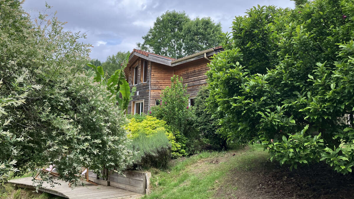 Maison à EYMOUTIERS