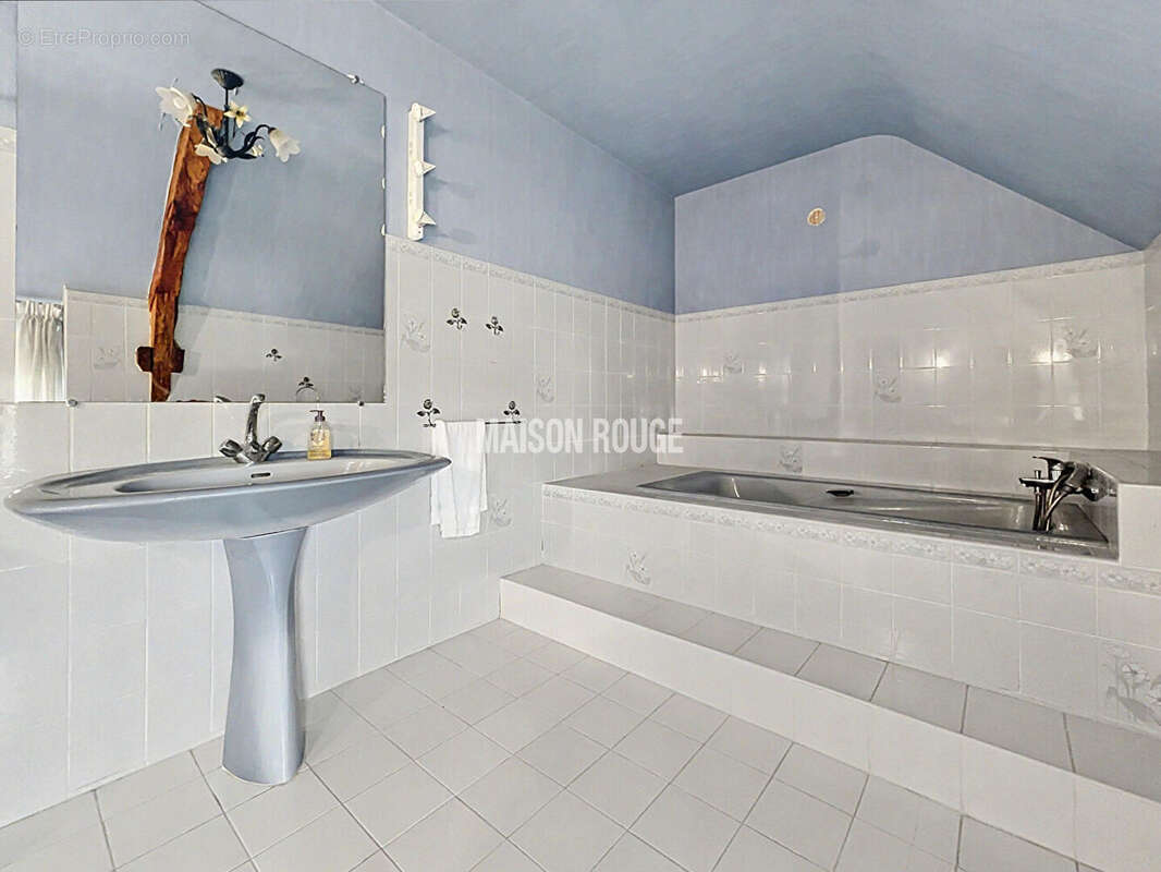 Maison en pierre, vie de plain-pied, dépendance aménageable, garage et grand terrain, proche mer - photo 11