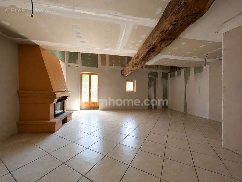 A vendre - Maison de village en pierre à rénover - potentiel 140m² + garage + terrasse 16.7m² - Bettant à proximité d'Amberieu e - photo 6