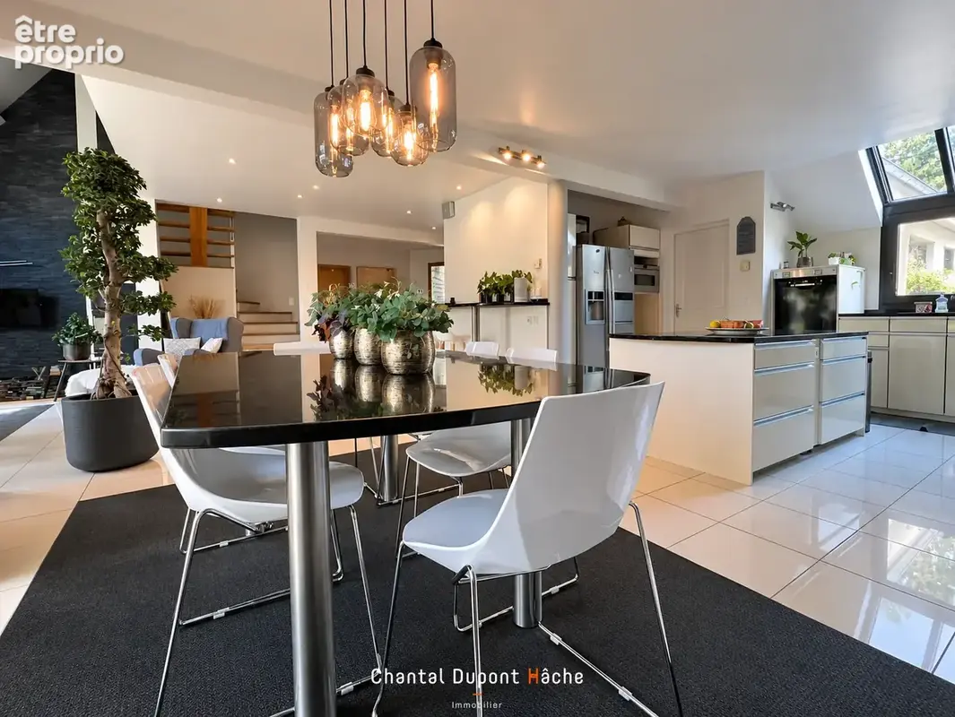CHARTRES GARE A PIED - Maison contemporaine de 2005, 258m2 habitables, jardin et double garage ! - photo 8