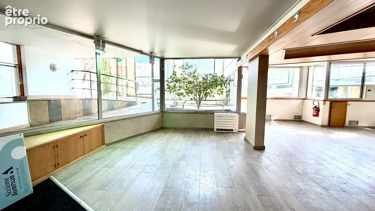 Local commercial de 303.48 m2 avec bureaux vitrines proche centre ville - photo 2