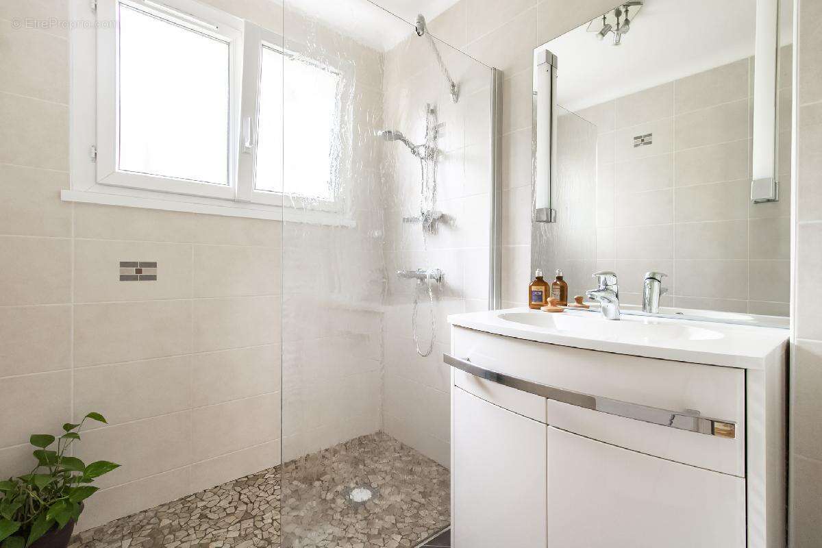 Maison traditionnelle, de 125 m² (potentiel de 150 m²) 4 chambres, bureau, sur terrain de 1923 m² magnifiquement arboré - photo 8