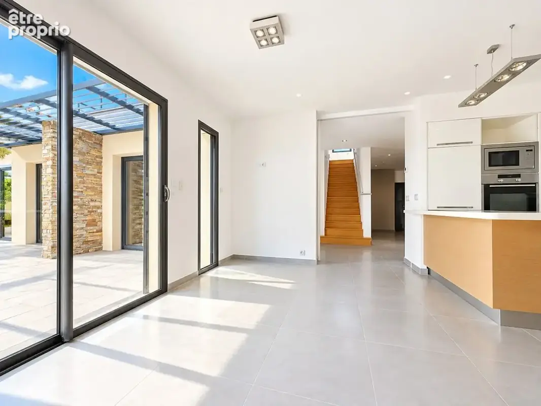 Castelnau le lez - villa 250 m² - 6 chambres - piscine - terrain 1500 m² - photo 5
