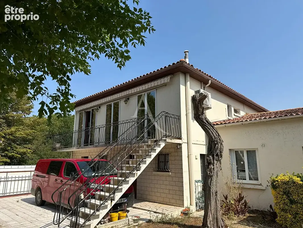 Rochefort ? ensemble immobilier rare ? maison avec piscine, locaux commerciaux et garages loués ? fort potentiel ! - photo 2