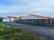 Terrain à SAINT-LAURENT-DE-LA-PLAINE