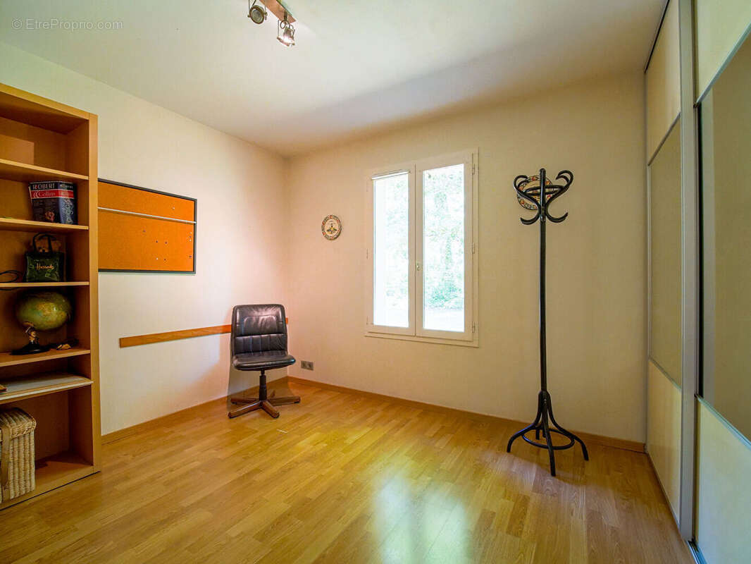 Maison familiale avec piscine et dépendances - photo 8