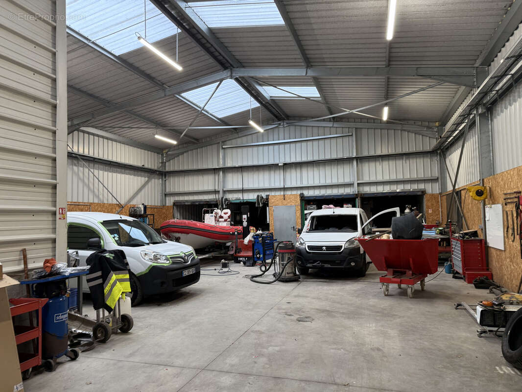 Commerce à SAINT-GEORGES-DES-COTEAUX