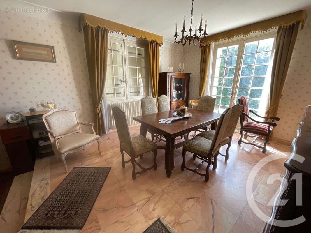 Maison à SAINT-MEDARD-DE-GUIZIERES