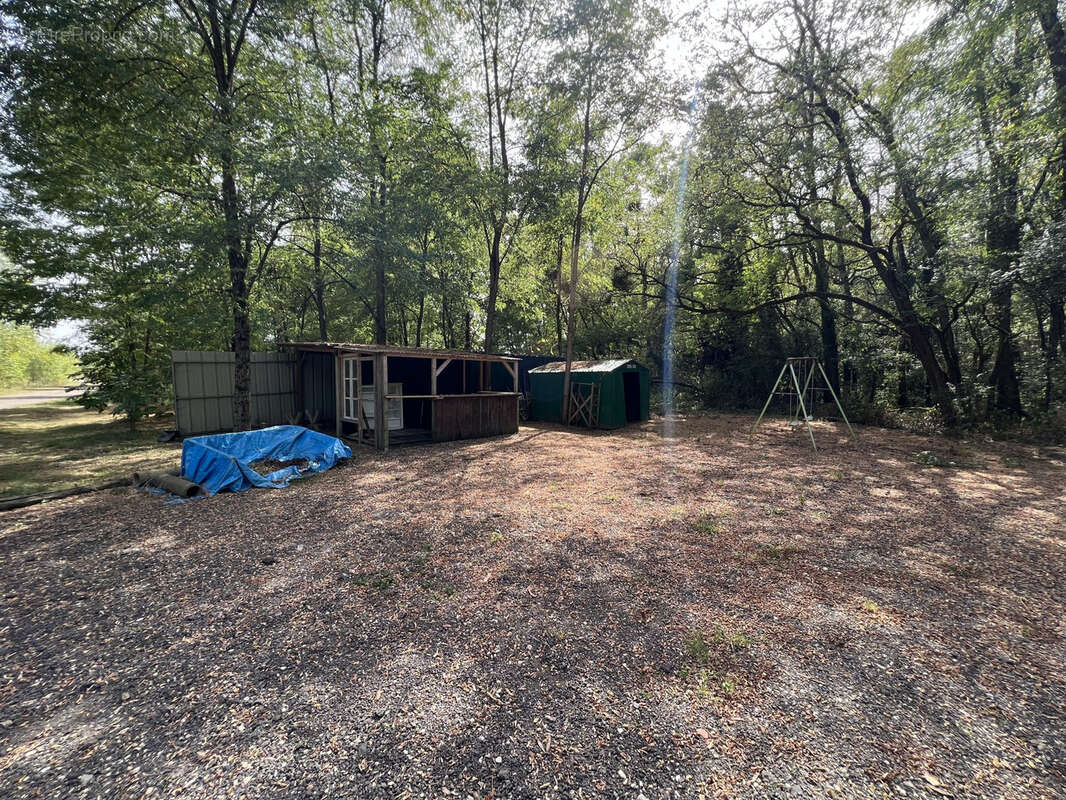 Terrain à COURS-LES-BARRES