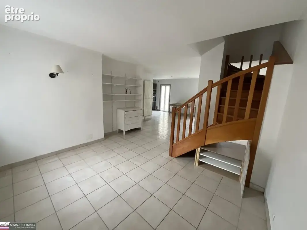 Villa T6 de 110 m²  vous invite à poser vos valises dans un cadre alliant charme et fonctionnalité sur 145 m² de terrain clos et - photo 8
