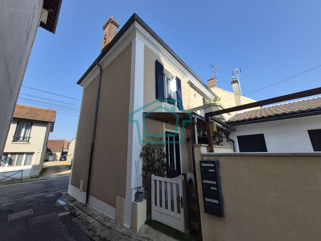 Maison à LA QUEUE-LES-YVELINES