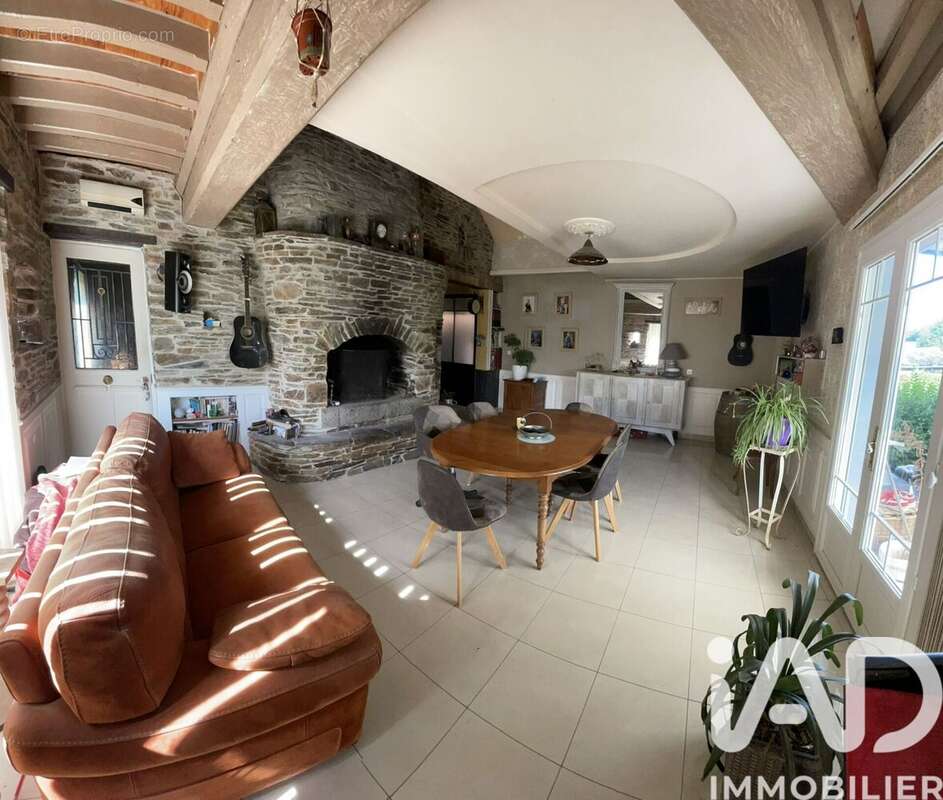 Maison 176 m² à La Barre-De-Semilly  - photo 2