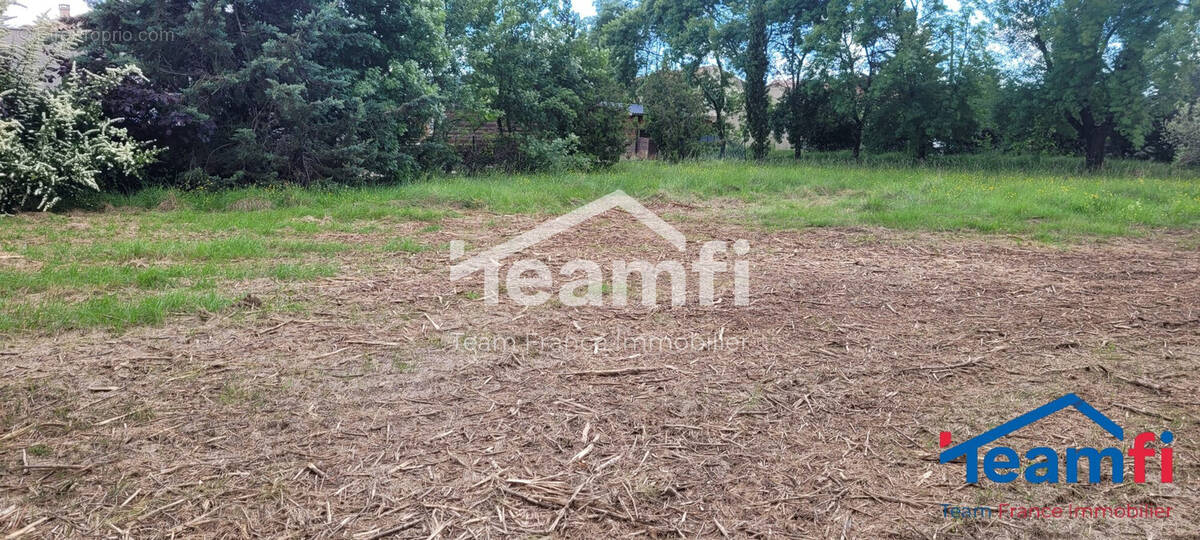 Terrain à SAINT-JULIEN-LES-ROSIERS