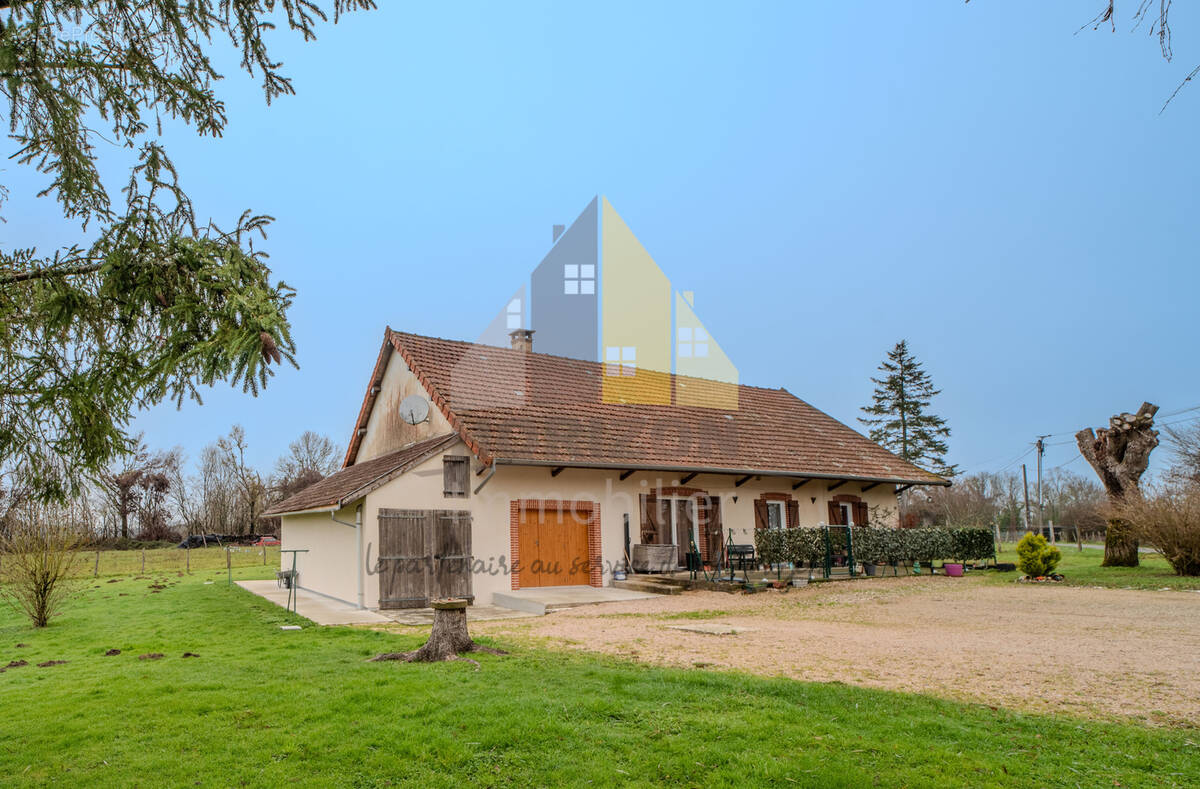 Maison à COMMENAILLES
