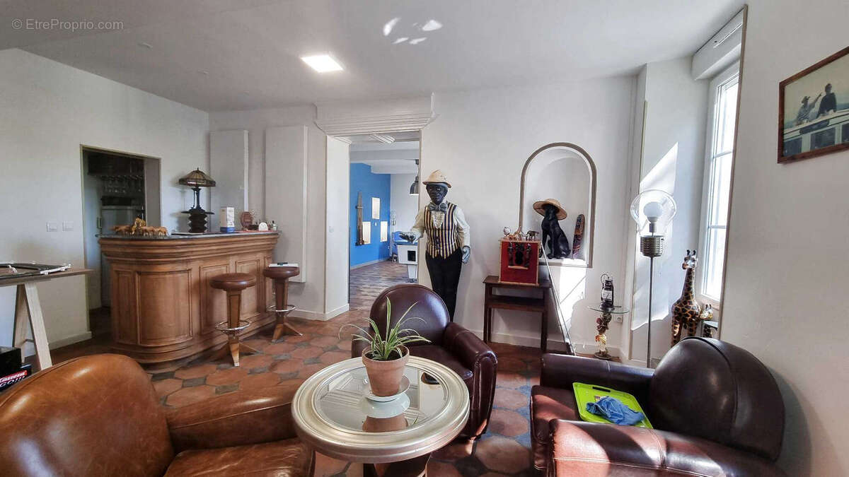 Très beau château datant du XVI ème entièrement rénové au milieu de 50 hectares et ses trois lacs situé dans l - photo 5