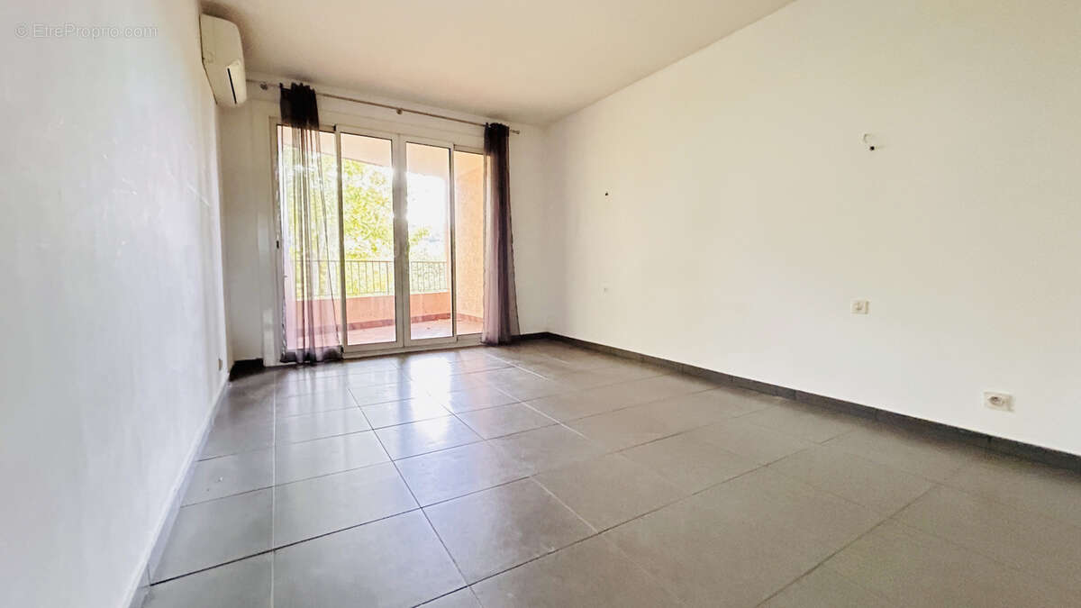 Appartement à CUERS