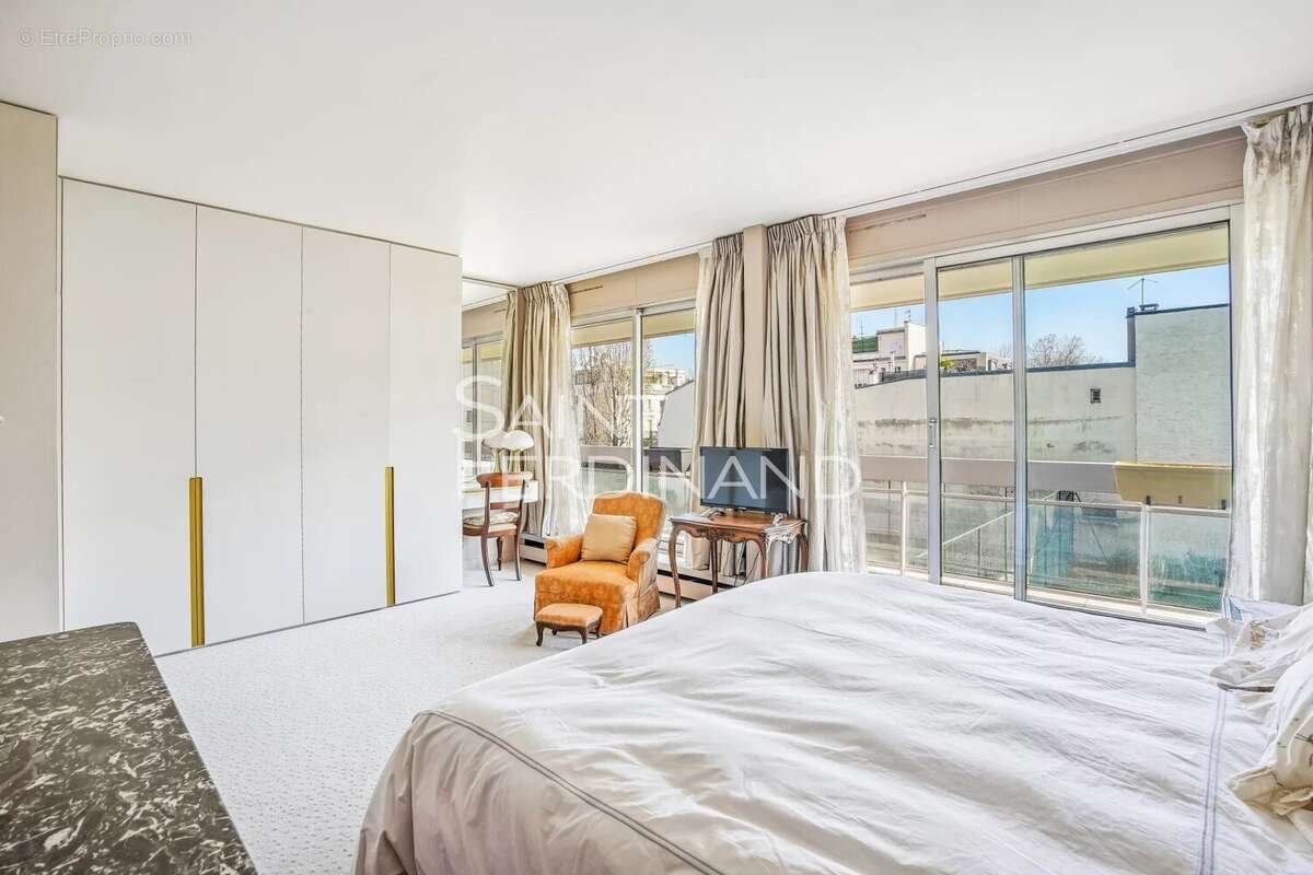 Appartement à NEUILLY-SUR-SEINE