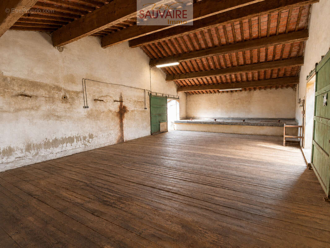 Bâtisse de caractère à transformer en deux habitations - photo 4