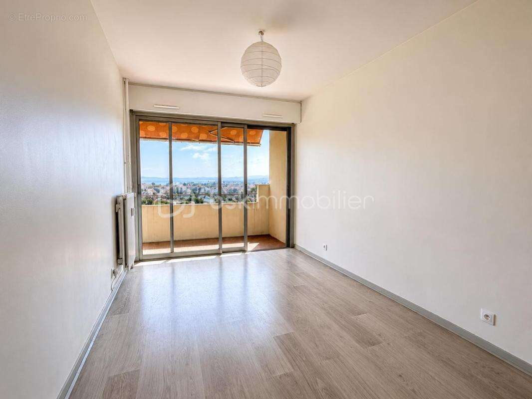 Cagnes-sur-mer – 2 pièces traversant avec vue mer panoramique, piscine, parking et cave - photo 5