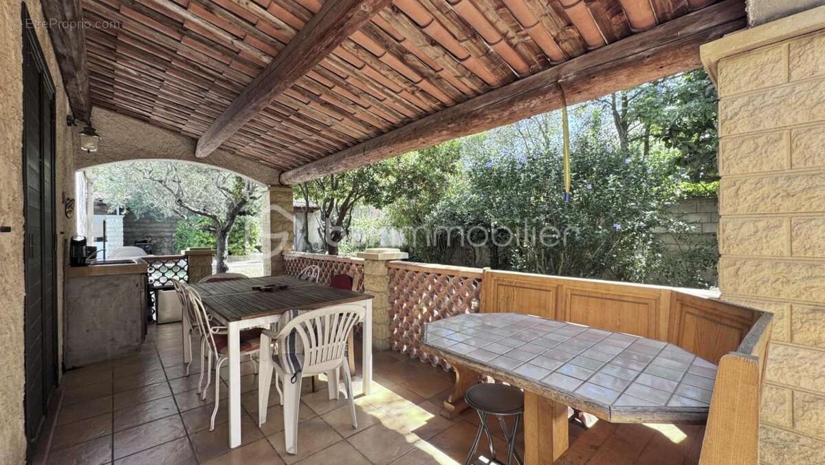 Achat Maison de plain-pied 4 chambres de 127 m² avec Terrain de 1478 m² – Piscine – Garage – Camps-la-Source (83170) - photo 6