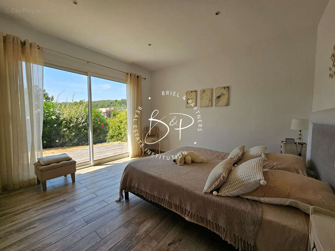 EXCLUSIVITE LORGUES Maison de plain-pied de 127 m² avec 4 chambres, piscine chauffée et jardin paysagé - photo 11