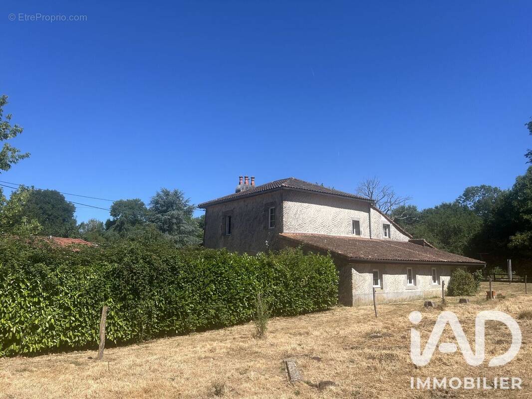 Maison 188 m² à La Foret-Sur-Sevre  - photo 1