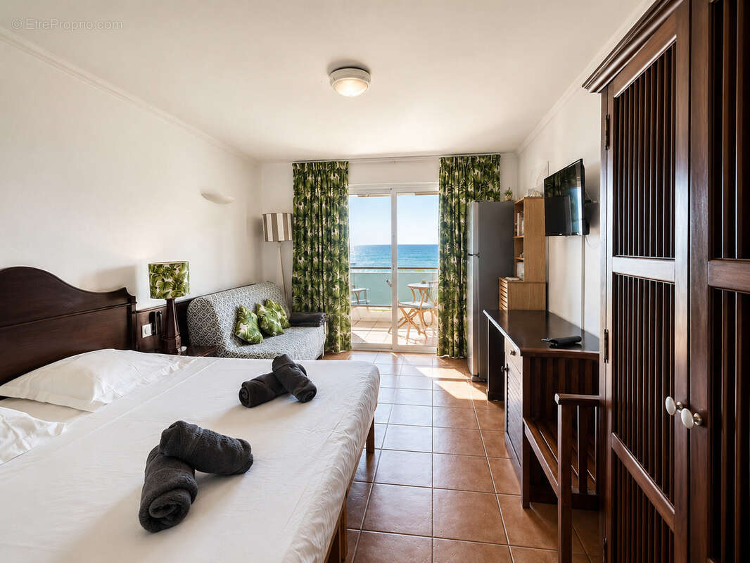Studio vue mer en première ligne à Sainte-Anne   Dernier étage   Résidence sécurisée avec accès plage - photo 2