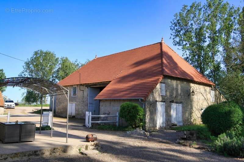 Longère 5 chambres, avec dépendances et un terrain de 3,4 hectares - photo 4