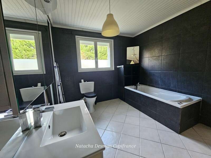 Maison familiale 239 m² au cœur de la nature – 7 pièces – Fort potentiel -  SAINTE COLOMBE (17) - photo 8