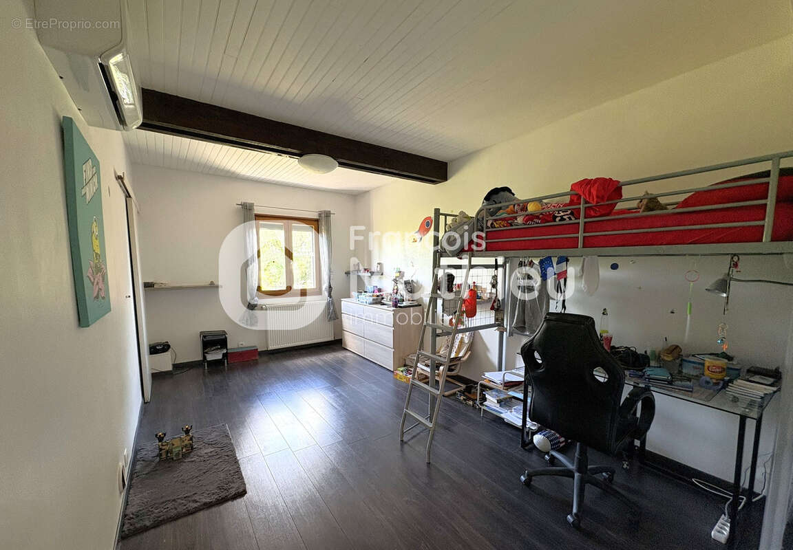 LE PLANTAY - Grande maison 4 chambres et bureau avec grand garage sur 696 m2 de terrain - photo 11