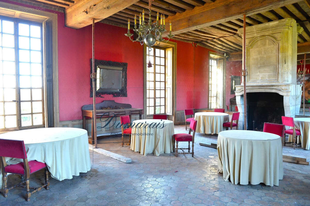 Maison à DOUAINS