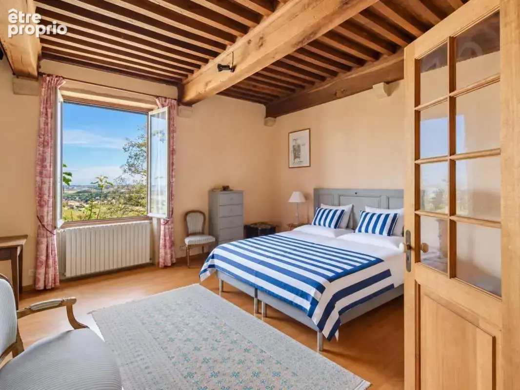 PIERRES DORÉES  Demeure de caractère du XVIIe siècle – 362 m² habitables, piscine et vue sur les vignes du Beaujolais - photo 11