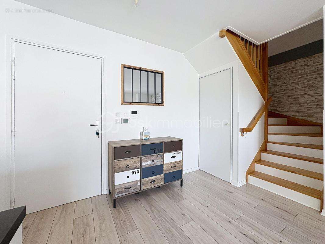 Appartement à THIVERVAL-GRIGNON